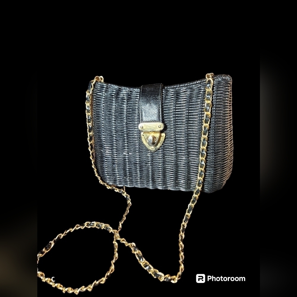 Vintage Black Basket weave shoulder bag. - Picture 2 of 15